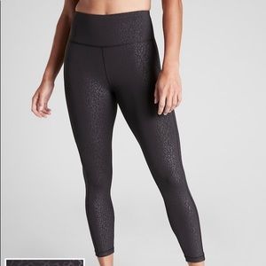 Athleta Ultimate Stash Embossed 7/8 length